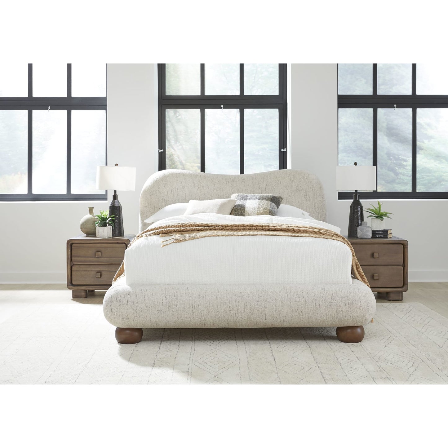 Letto con piattaforma imbottita in ciniglia Afra con gambe in legno, colore cincillà
