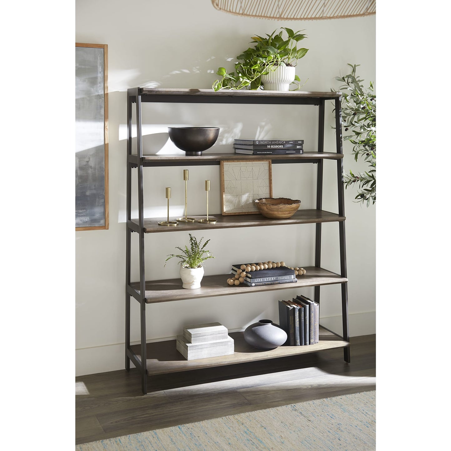 Libreria Etagère in legno e metallo Finch in grano saraceno e bronzo antico