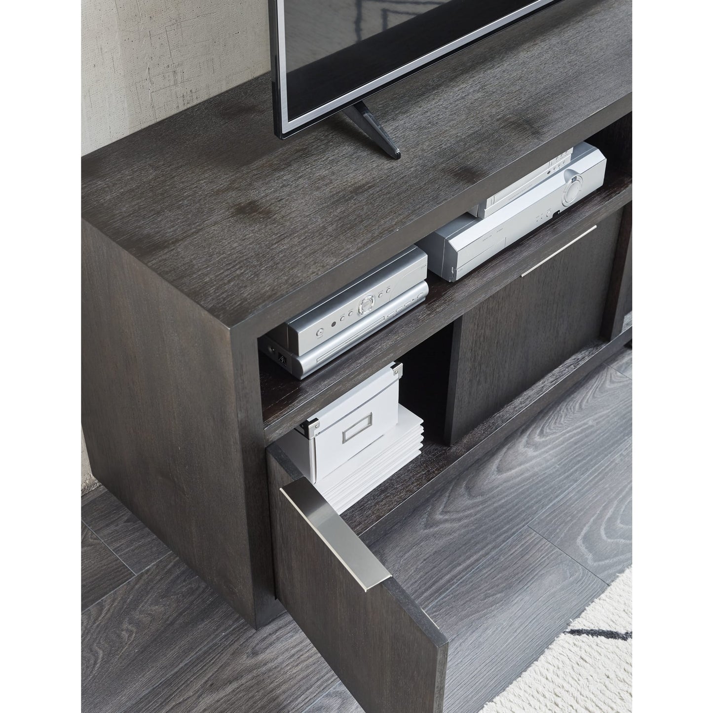 Consolle multimediale Oxford in legno massello da 74 pollici in grigio basalto